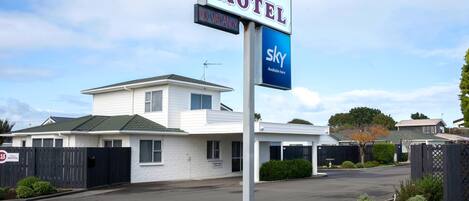 Vista frontal de la propiedad