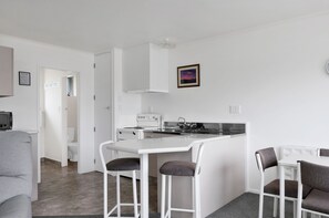 Standard 1 Bedroom Unit | Private kitchen - Avon Motel (Hawera)