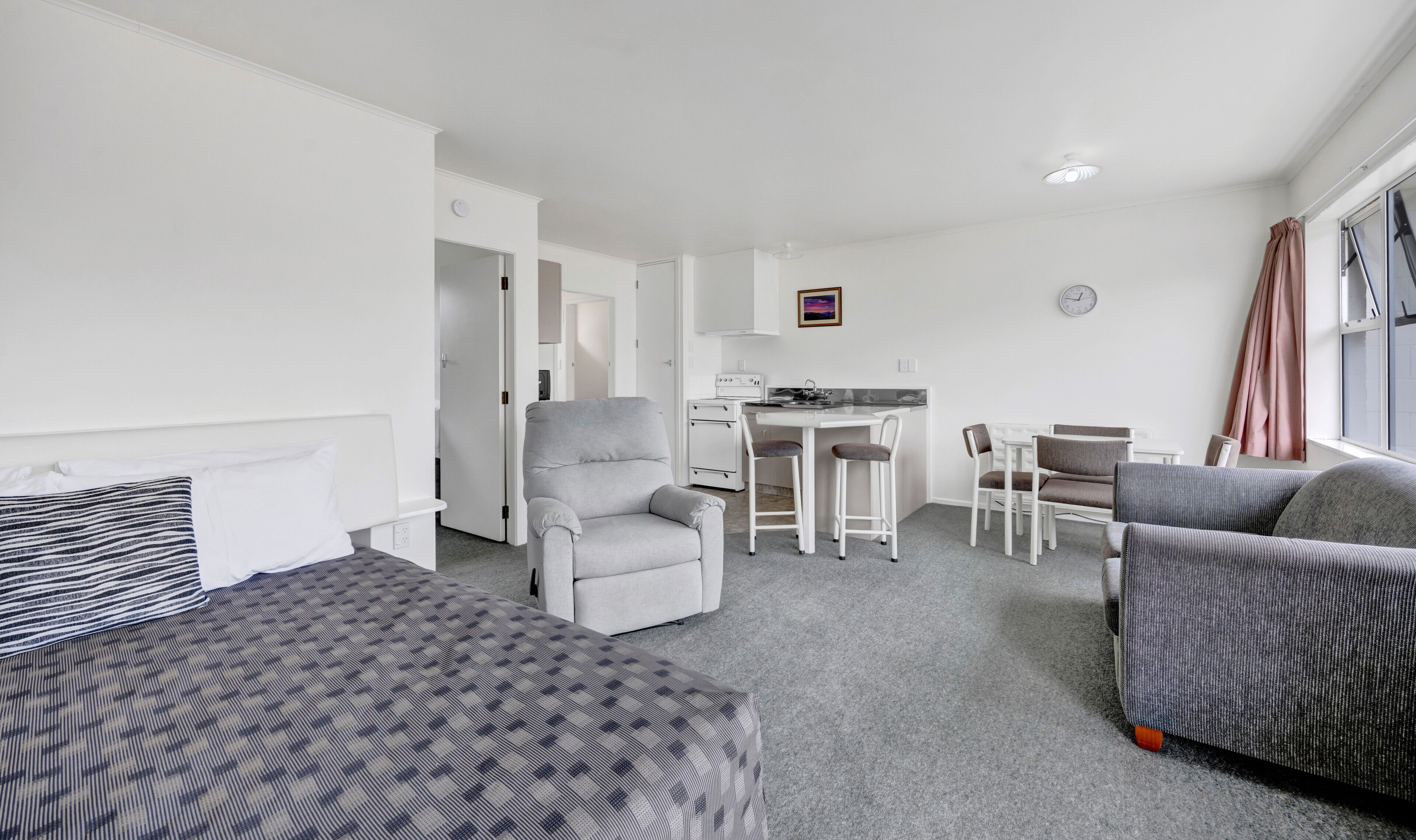 Standard 1 Bedroom Unit | 書桌、熨斗/熨衫板、免費 Wi-Fi、床單