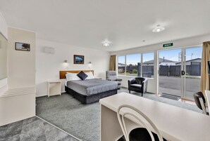 Queen Studio | Desk, iron/ironing board, free WiFi, bed sheets