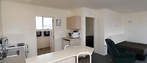 Family 1 Bedroom Unit | Cucina privata | Mini-frigorifero, microonde, bollitore elettrico, tostapane