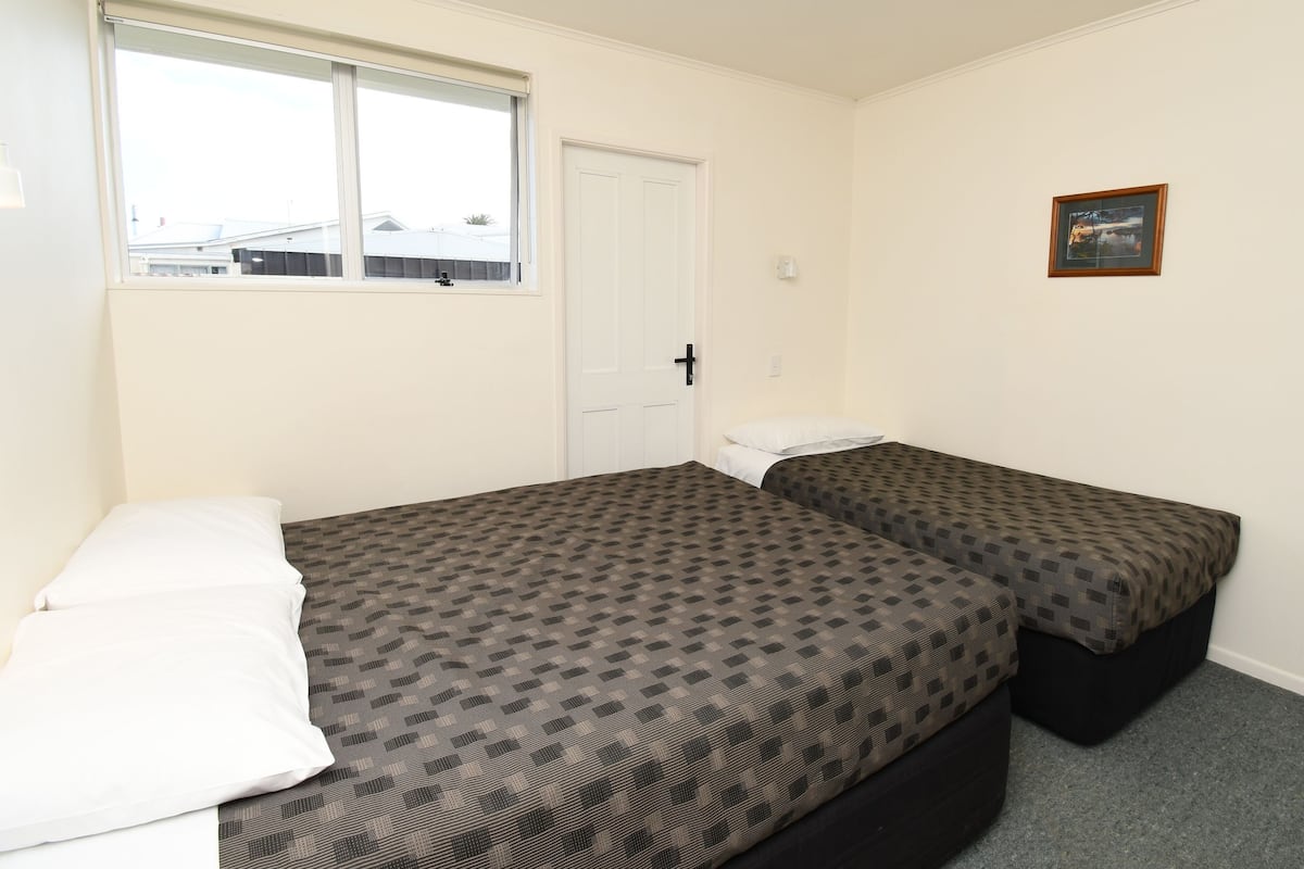 Family 1 Bedroom Unit | 1 bilik tidur, meja, seterika/papan seterika, katil bayi/kot (percuma)