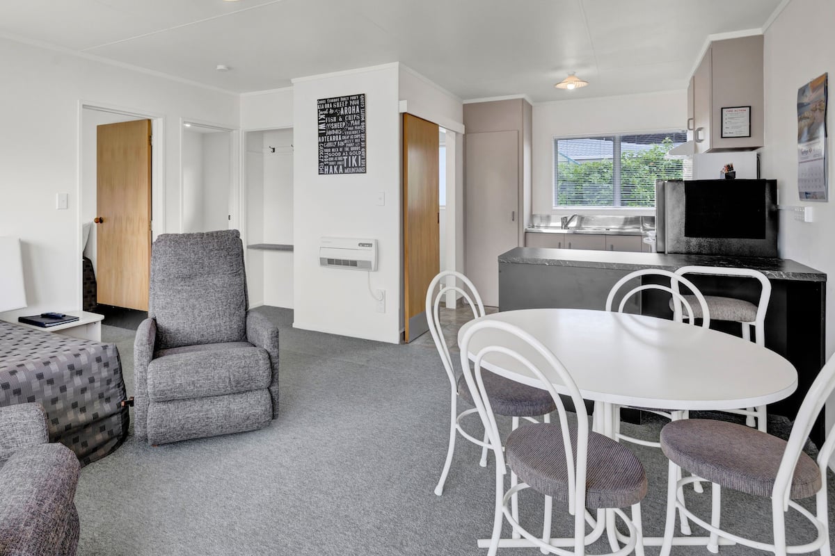 2 Bedroom Unit | 書桌、熨斗/熨衫板、免費 Wi-Fi、床單