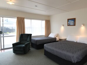 Twin Room | Desk, iron/ironing board, free cribs/infant beds, free WiFi