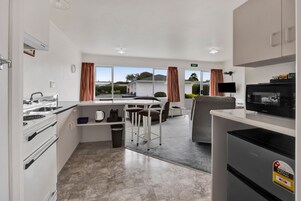 Escritorio, tabla de planchar con plancha, wifi gratis y ropa de cama 