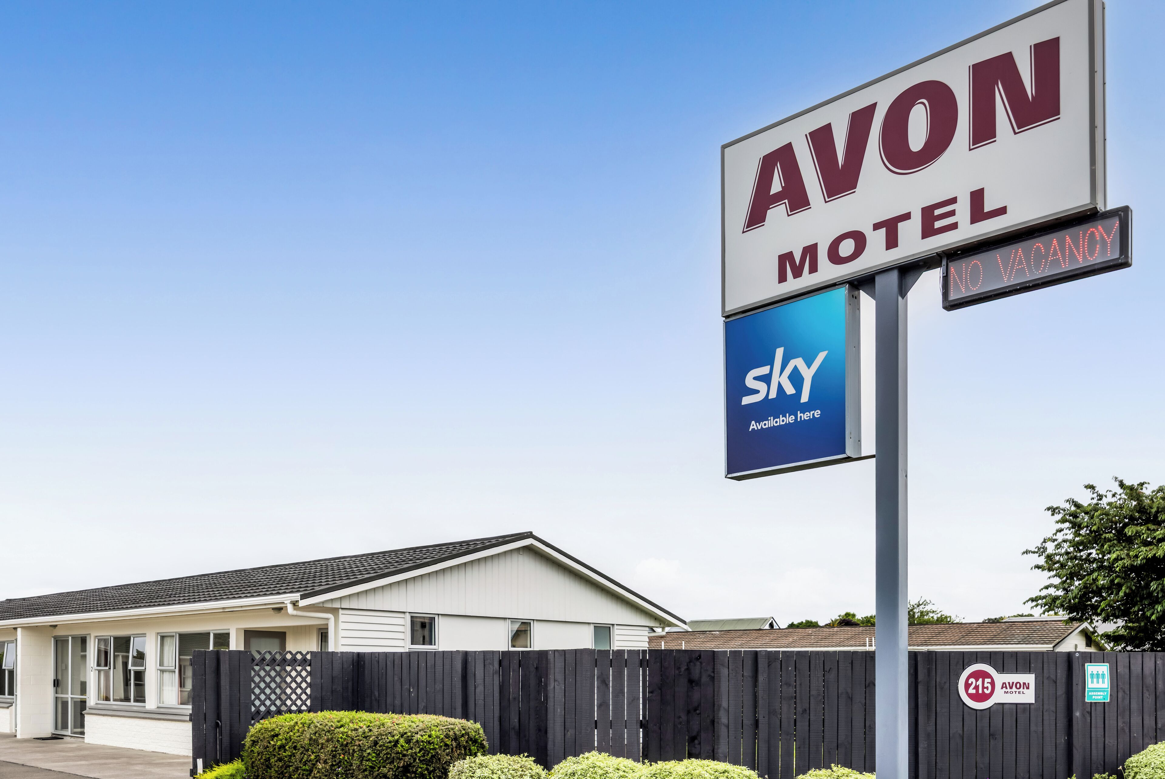 Segnale di motel con la scritta 'AVON MOTHET' e 'NESSUNA DISPONIBILITÀ'.