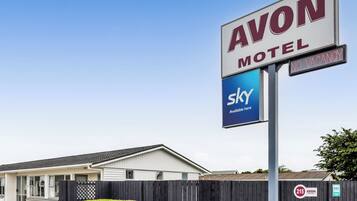 Segnale di motel con la scritta 'AVON MOTHET' e 'NESSUNA DISPONIBILITÀ'.