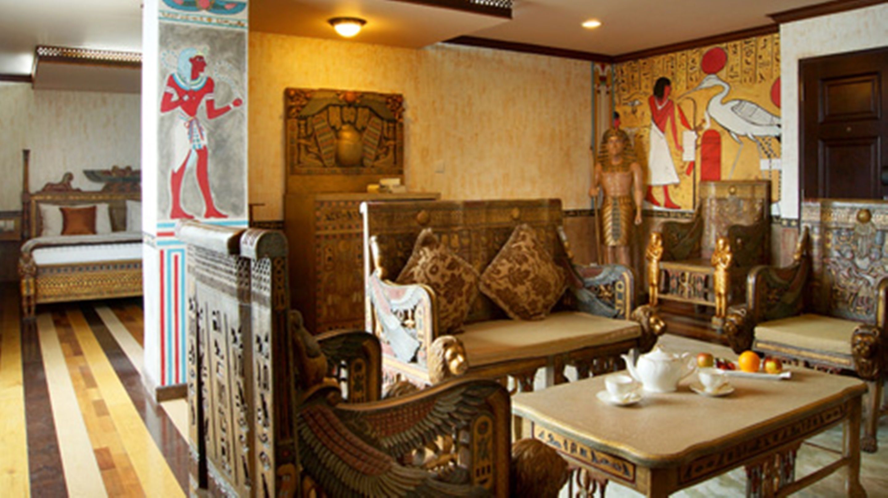 Minibar, brankas, meja kerja, dan setrika/meja setrika