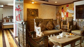 Minibar, caja de seguridad en la habitación y escritorio 