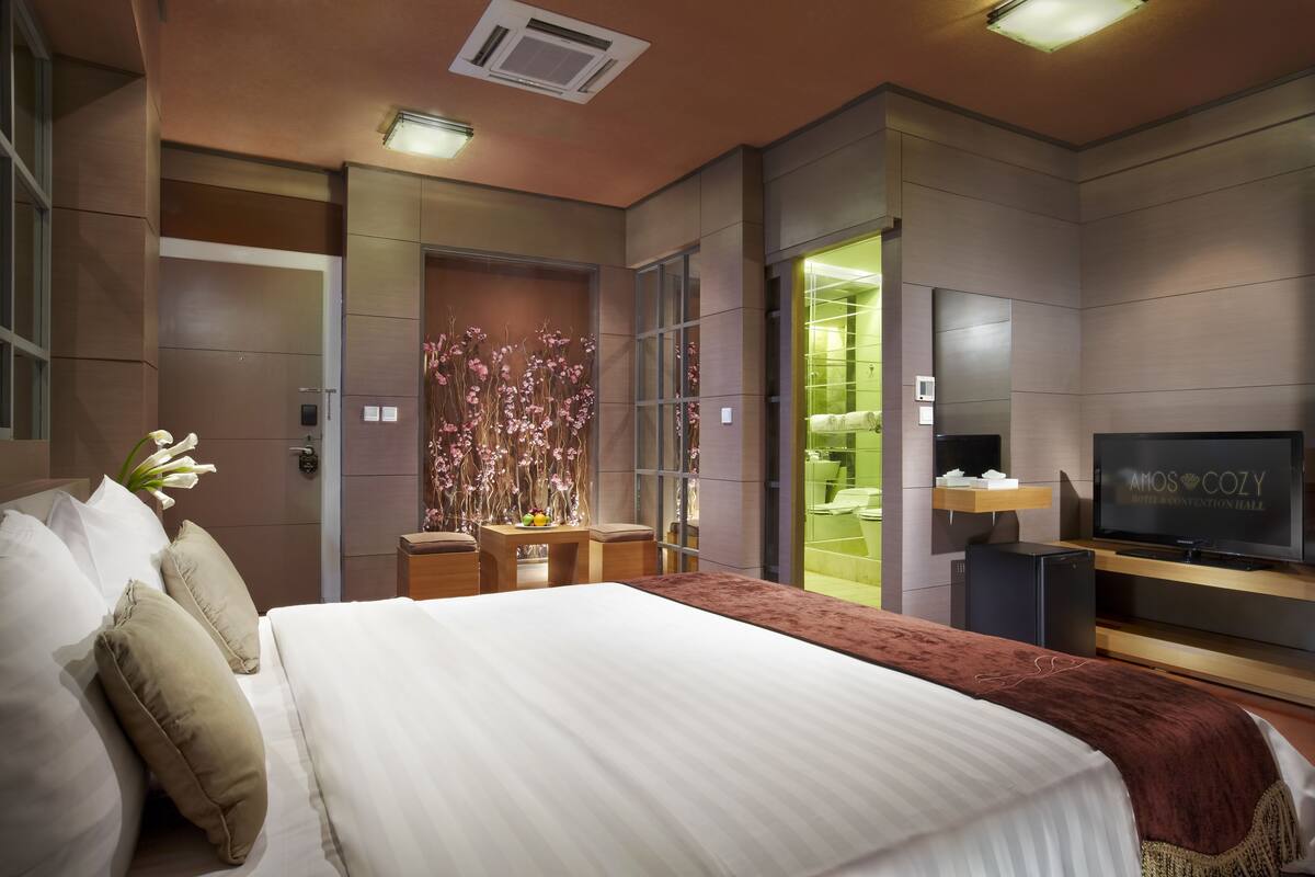 Minibar, in-room safe, desk, iron/ironing board (on request)