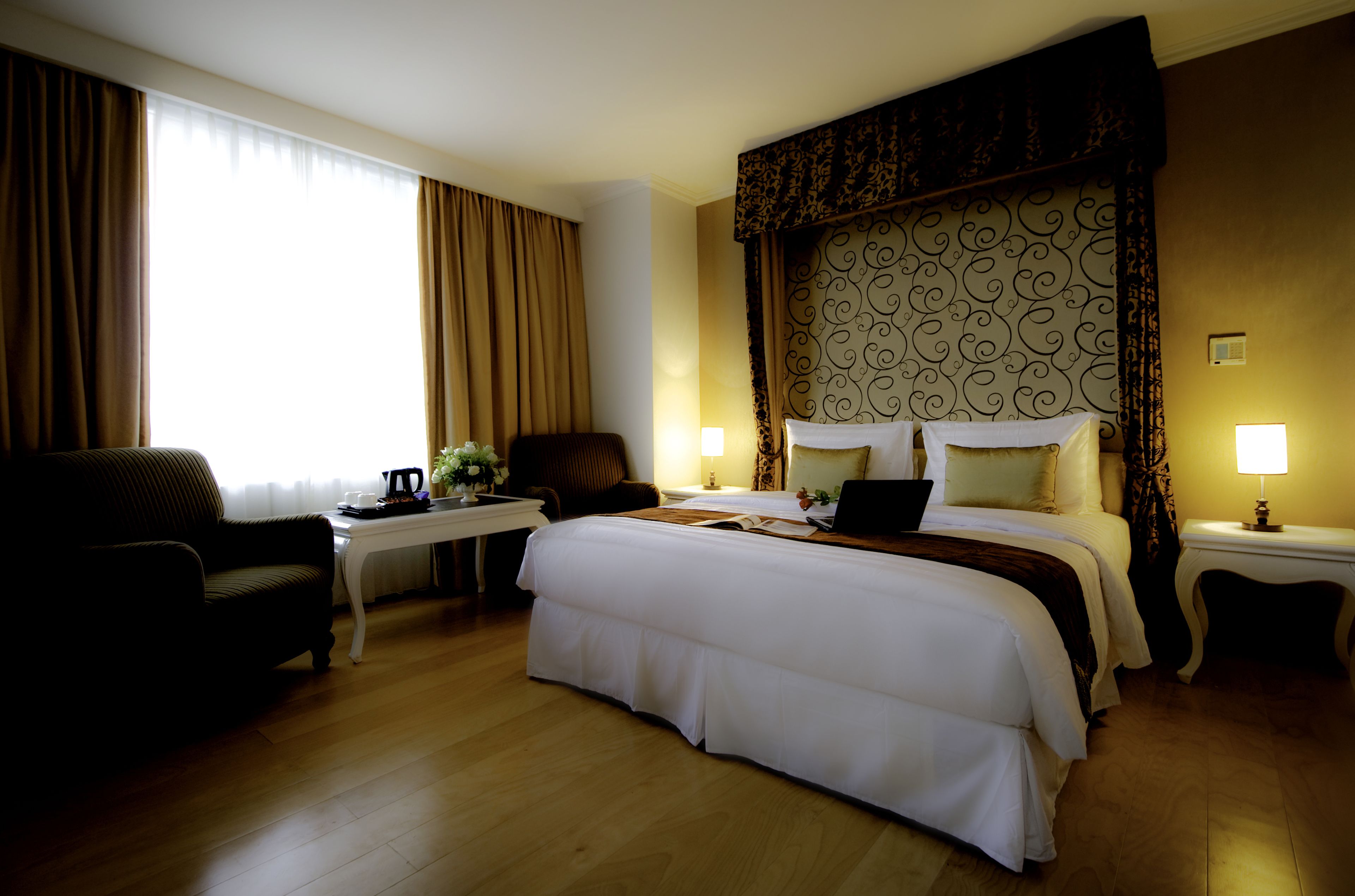 Minibar, in-room safe, desk, iron/ironing board