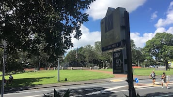 A sign for Cornwall Park Motor Inn with a no vacancy notice.
