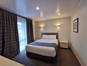 Departamento estándar, 2 habitaciones, para no fumadores, cocina (Suite) | Espacio para trabajar con laptop y cortinas blackout 