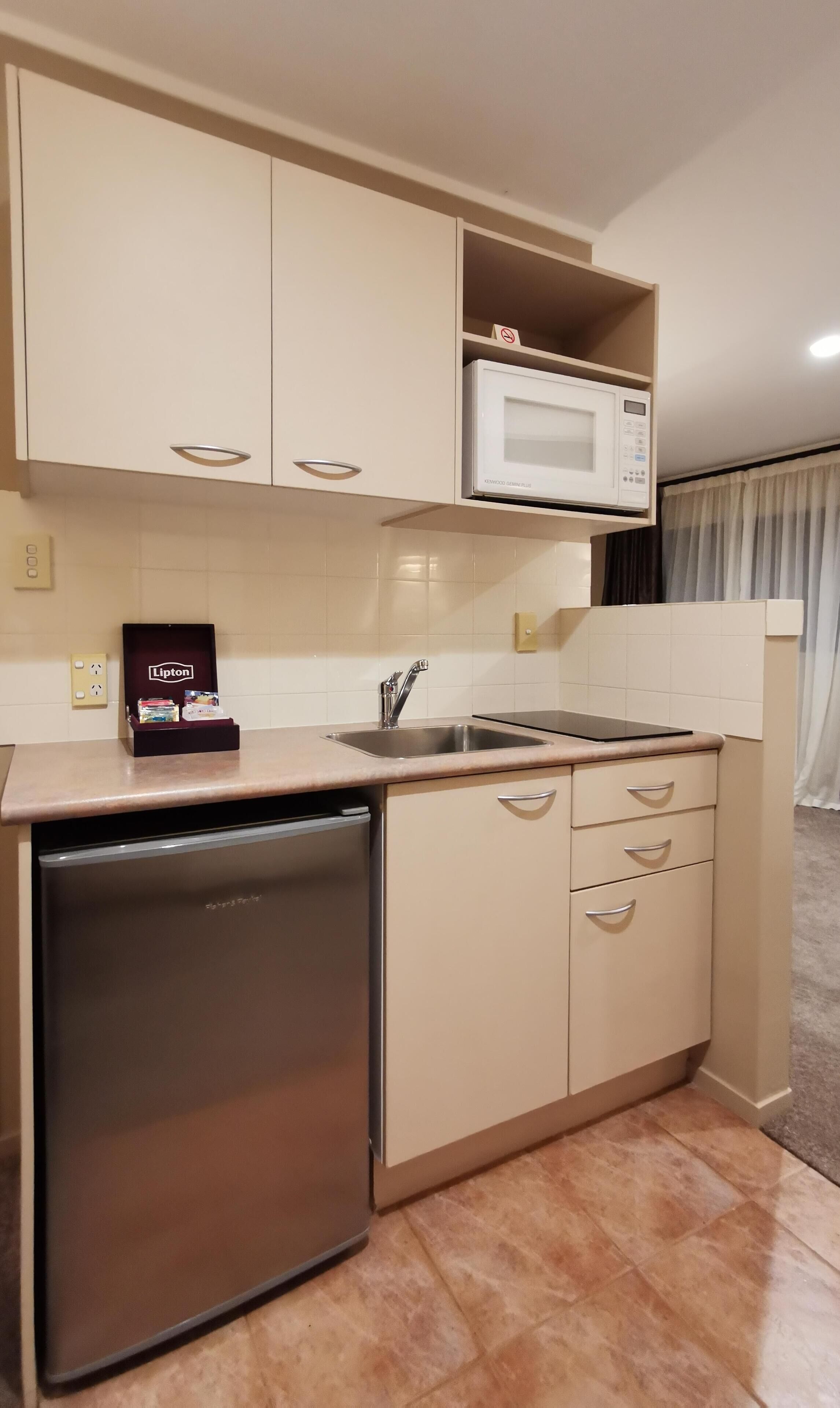 Spa Bath with double spa bath + shower | Private kitchen | Microwave, coffee/tea maker, electric kettle, toaster