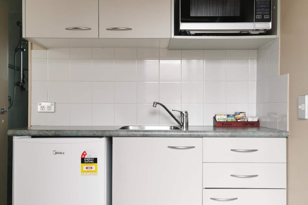 Standard Studio, Non Smoking, Kitchenette | Dapur peribadi | Ketuhar gelombang mikro, pembancuh kopi/teh, cerek elektrik