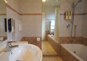 Hair dryer, towels, soap, shampoo - Cornwall Park Motor Inn (Auckland)