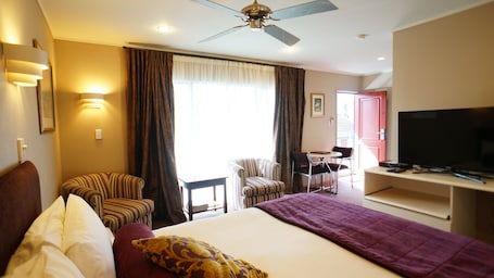 Espacio para trabajar con laptop y cortinas blackout . Cornwall Park Motor Inn