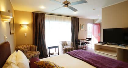 Cornwall Park Motor Inn