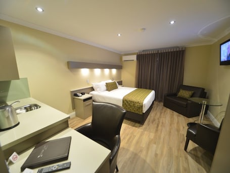 Deluxe Room (Double) | In-room safe, iron/ironing board, cribs/infant beds, free WiFi