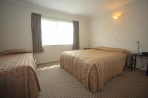 Free WiFi, bed sheets - Tudor Lodge Motel (Hawera)