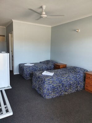 Tabla de planchar con plancha y ropa de cama 