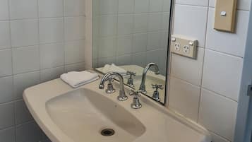 Standard-huone (Queen 2 singles) | Kylpyhuone | Pyyhkeet