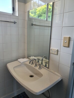 Standard Room (Queen 2 singles) | Bathroom | Towels