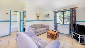 Standaard suite, 2 slaapkamers, niet-roken, keuken (Spa Cabin) | Woonruimte | Een flatscreentelevisie en een dvd-speler