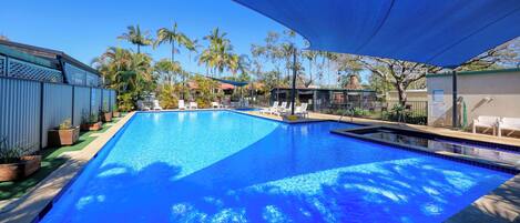 Hồ bơi ngoài trời, ghế dài tắm nắng