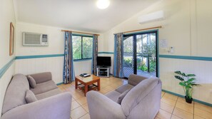 标准套房, 2 间卧室, 无烟房, 厨房 (Spa Cabin) | 起居区 | 平板电视、DVD 播放器