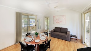 Queen Cabin | Living area