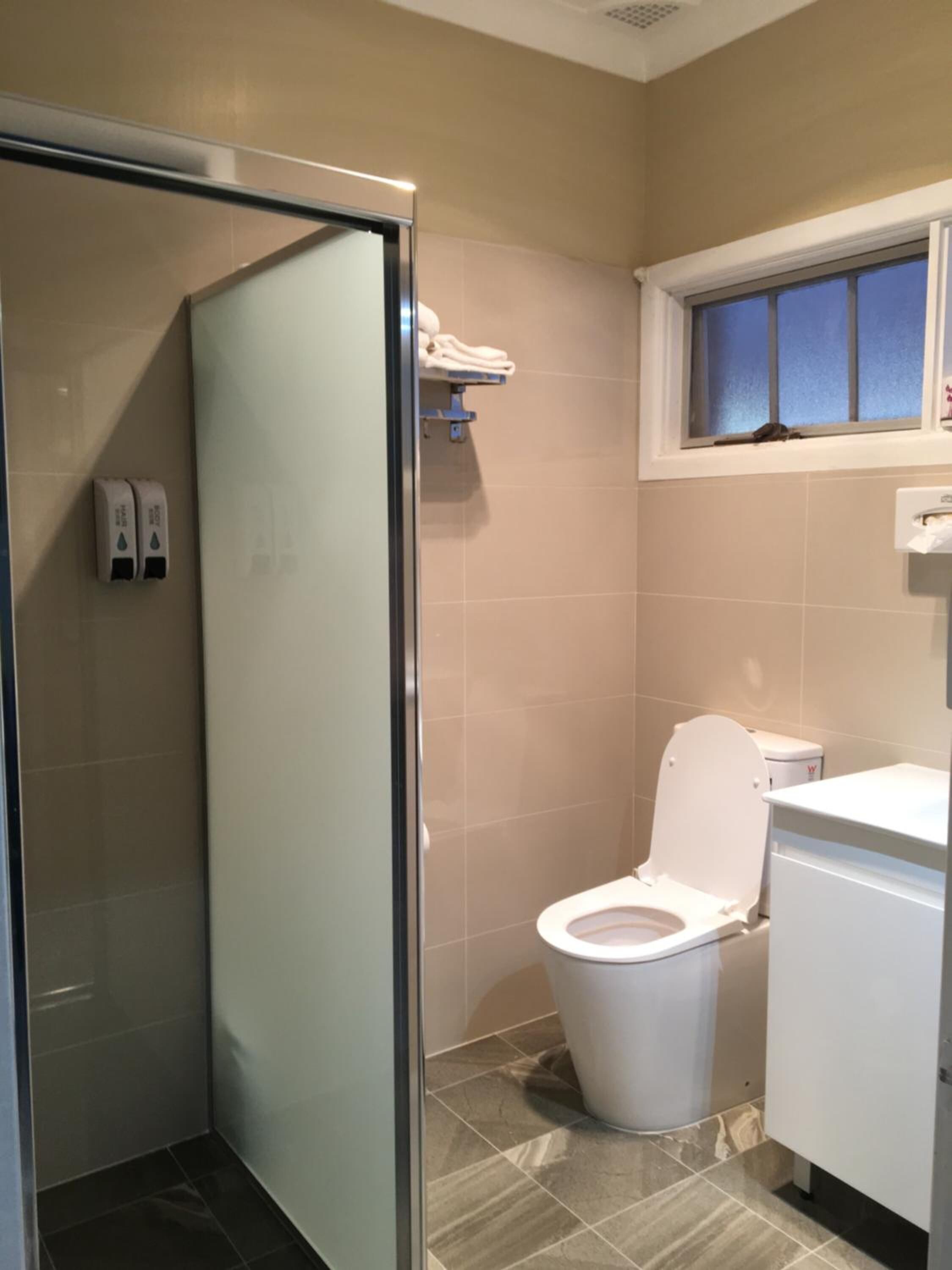 Ducha, artículos de tocador gratuitos, secador de pelo, toallas