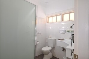 Shower, free toiletries, hair dryer, towels - Poplars at Mittagong (Braemar)