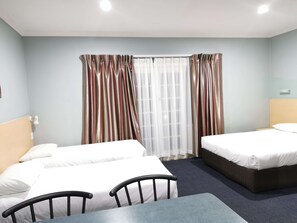 書桌、熨斗/熨衣板、搖籃/嬰兒床、免費無線上網