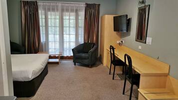 Een bureau, een strijkplank/strijkijzer, babybedden (toeslag)