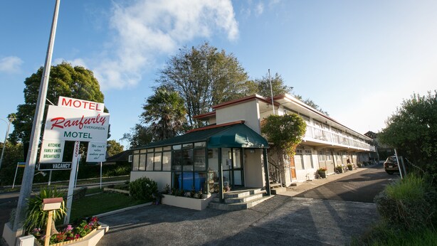 A motel with a sign indicating it is the Ranfurly Motel. - Ranfurly Evergreen Motel (Auckland)