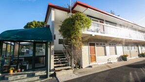 A two-story building with a balcony on the second floor. - Ranfurly Evergreen Motel (Auckland)