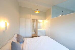 Desk, soundproofing, free WiFi, bed sheets