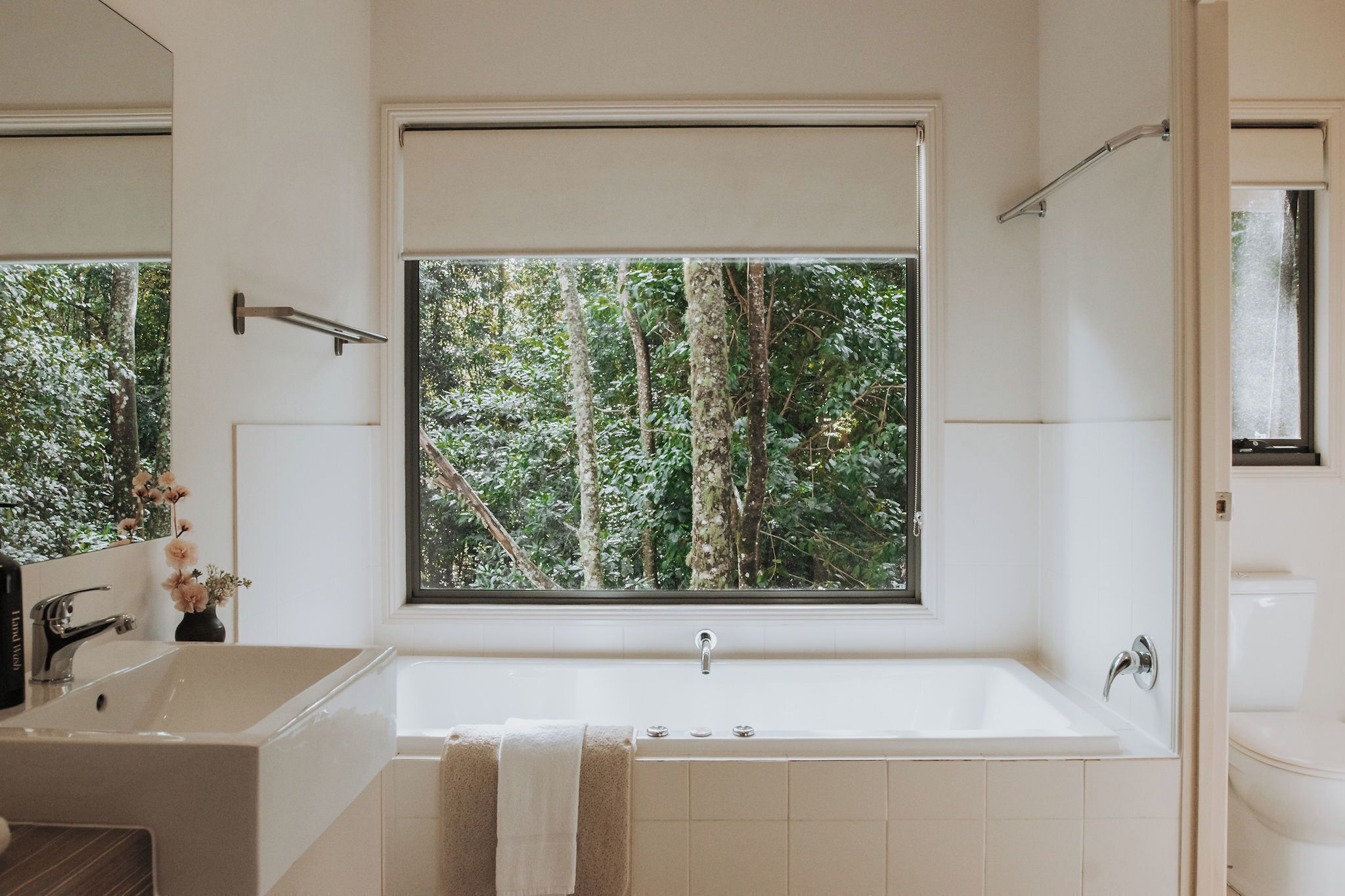 Villa Standard, vista fiume | Bagno | Vasca e doccia separate, vasca idromassaggio, soffione a pioggia