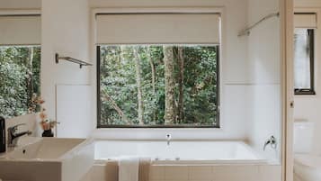 Villa Standard, vista fiume | Bagno | Vasca e doccia separate, vasca idromassaggio, soffione a pioggia