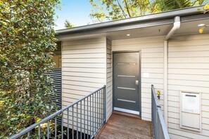 Villa, uitzicht op rivier | Verduisterende gordijnen, geluiddichte muren