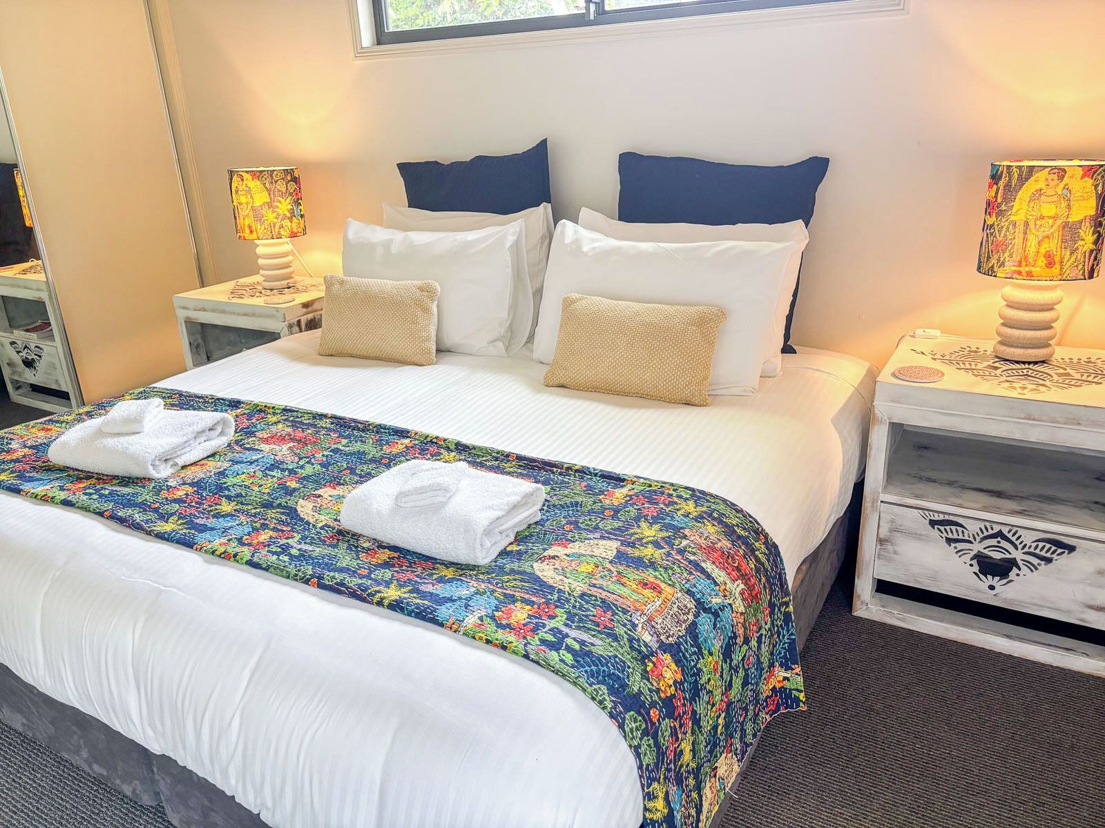 Cortinas blackout y sistema de insonorización 