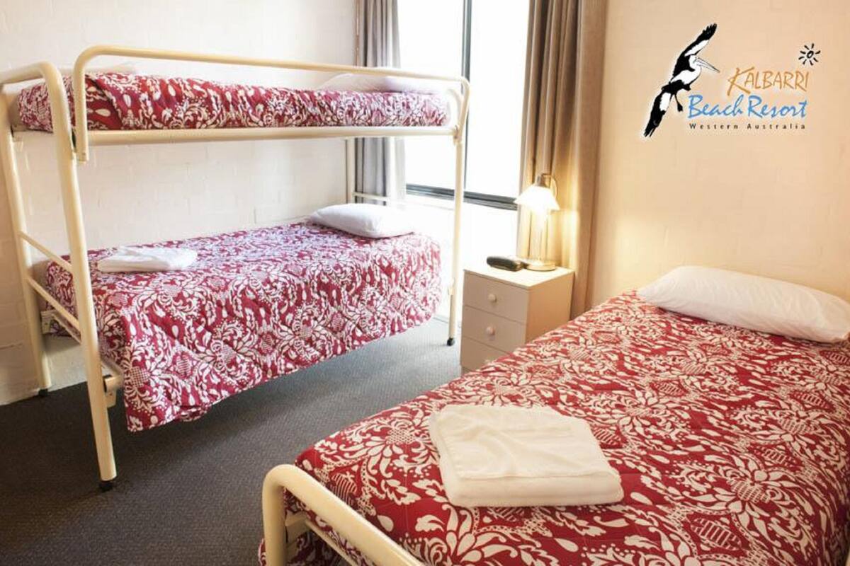 Tabla de planchar con plancha, wifi gratis y ropa de cama 