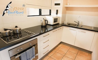 Refrigerador con freezer, microondas, horno, placa de cocina