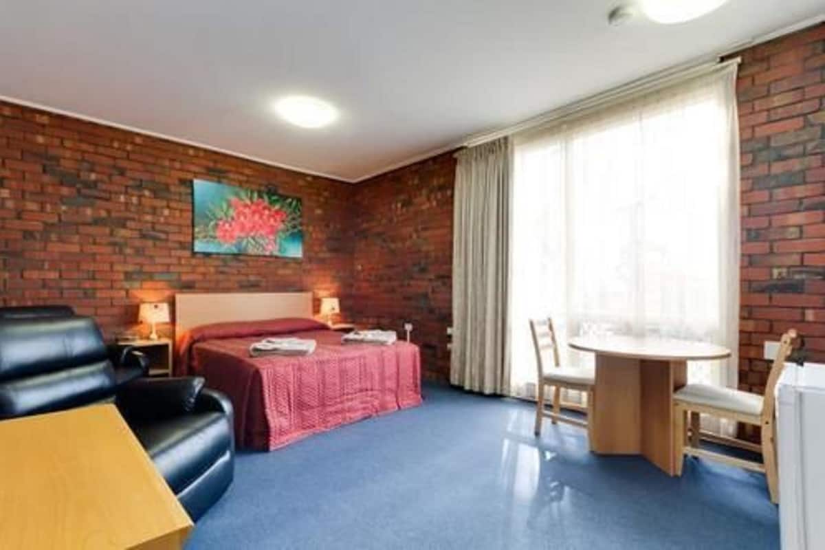 Superior Double Room | Iron/ironing board, bed sheets