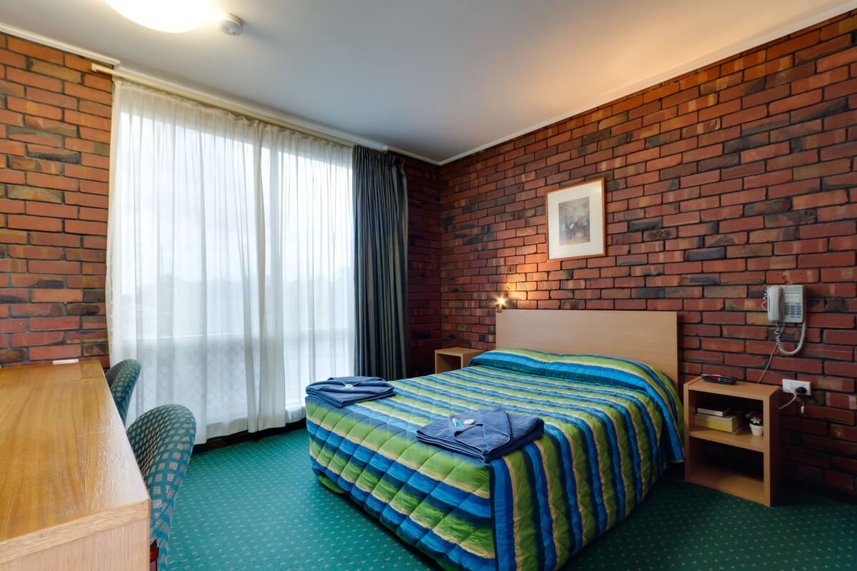 Standard Double Room | Iron/ironing board, bed sheets