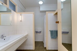 Habitación estándar con 2 camas individuales | Baño | Artículos de higiene personal gratuitos, secador de pelo y toallas