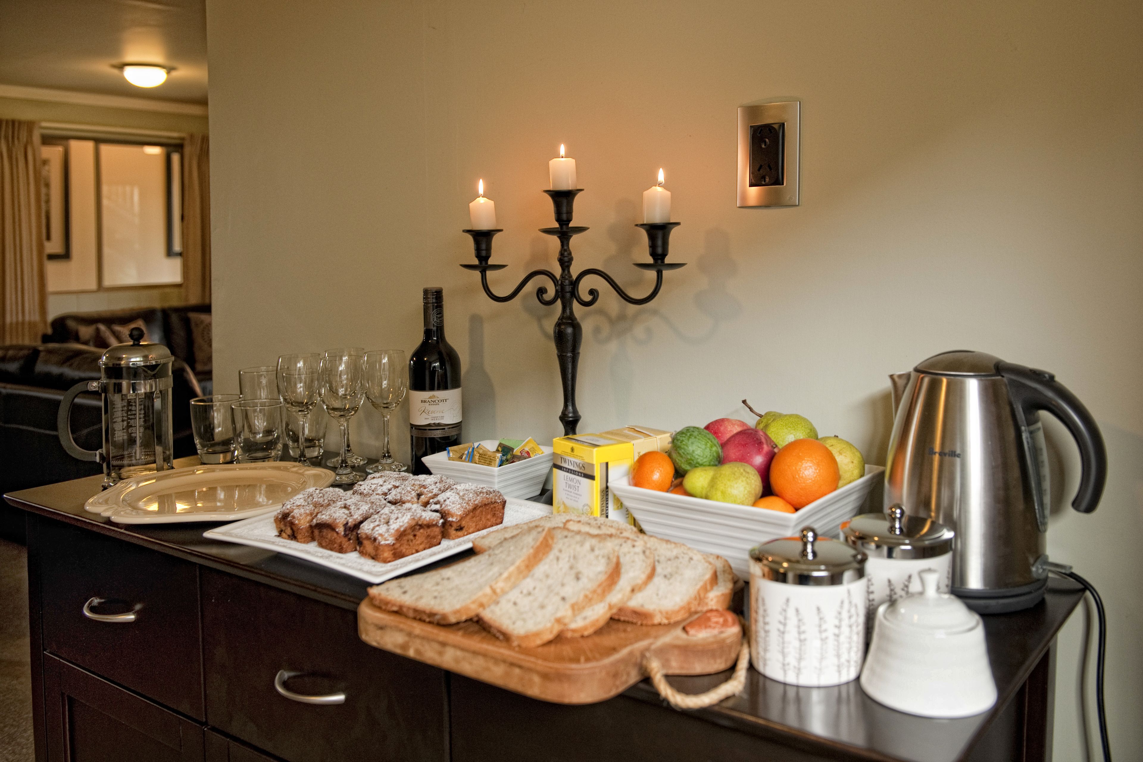 朝食 (イングリッシュ ブレックファスト)、毎日提供 (無料)