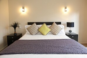 Habitación estándar, 1 cama Queen size, balcón | Ropa de cama de alta calidad, escritorio y insonorización 