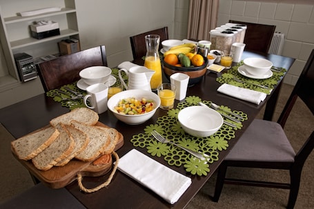 Free daily English breakfast